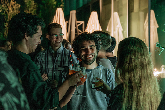 Personas compartiendo de noche